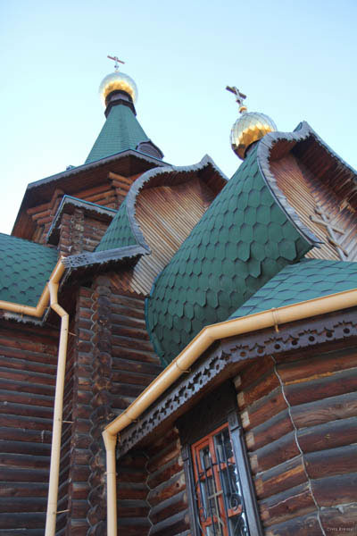 картинка деревянной церкви, купола, кресты